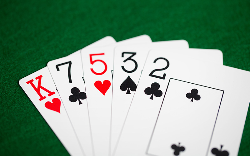 5 carte da poker sul tavolo