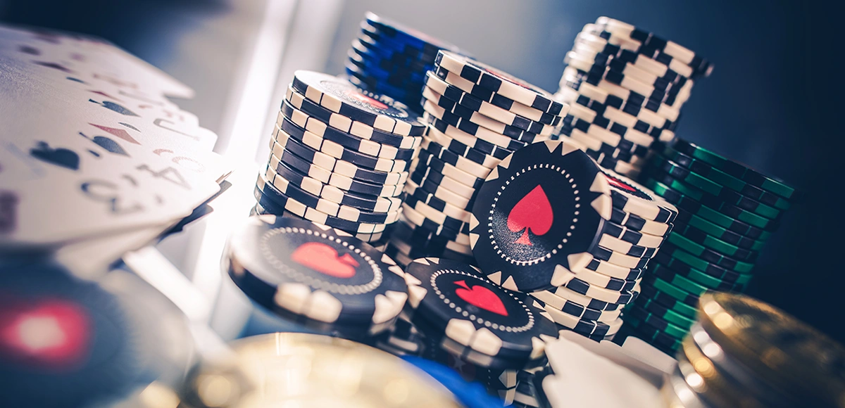 Fiches da poker con carte sul tavolo