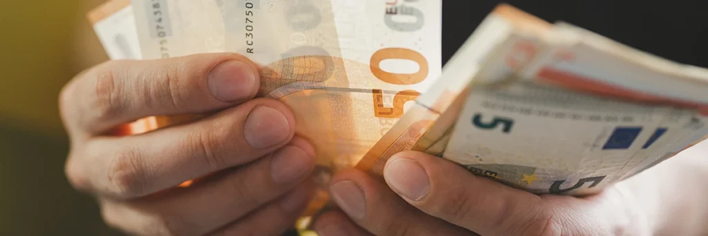 Il giocatore al casinò conta i soldi