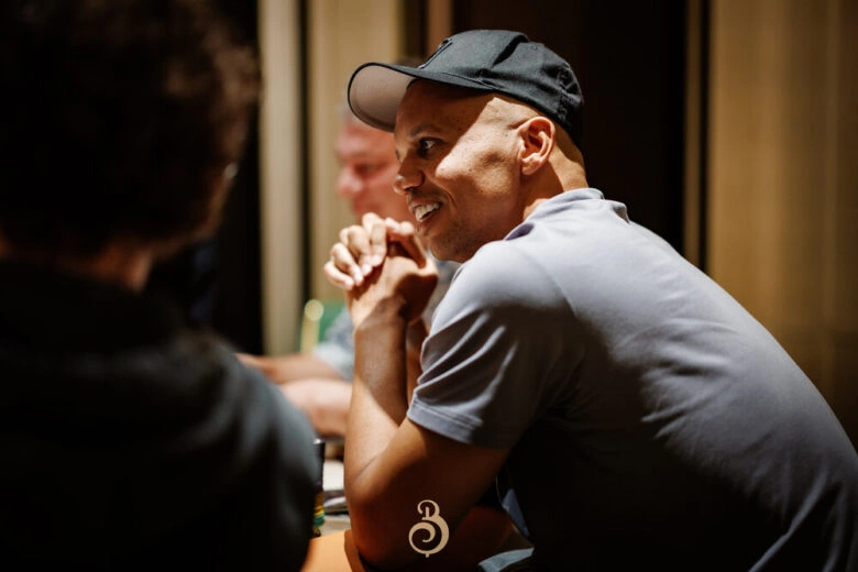 Phill Ivey parla con il suo avversario durante una partita di poker