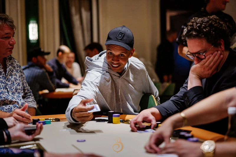 Phil Ivey getta le carte da poker