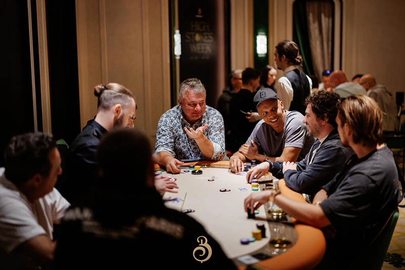 Phil Ivey al tavolo da poker con i partecipanti al torneo