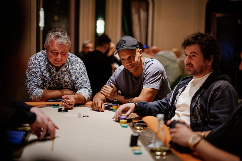 Phil Ivey aspetta che il mazziere distribuisca le carte da poker
