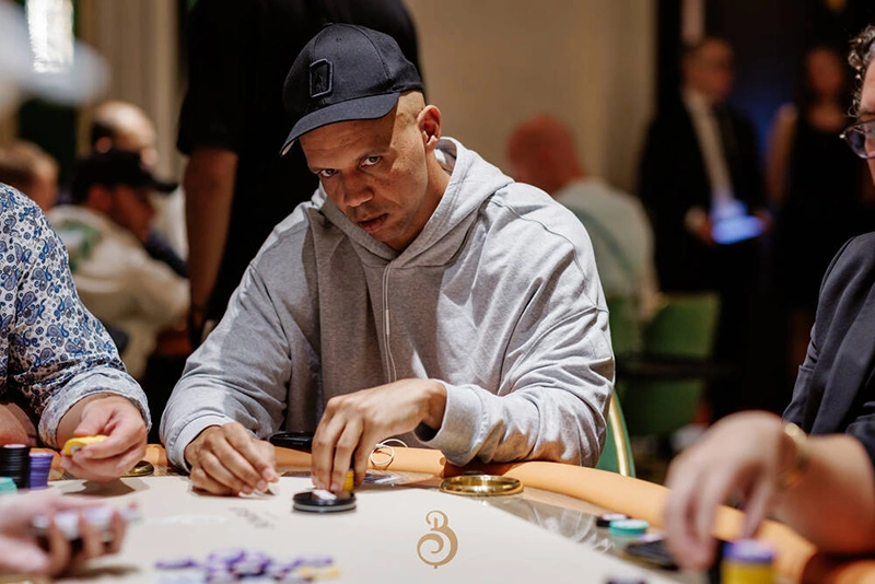 Phil Ivey alza la posta