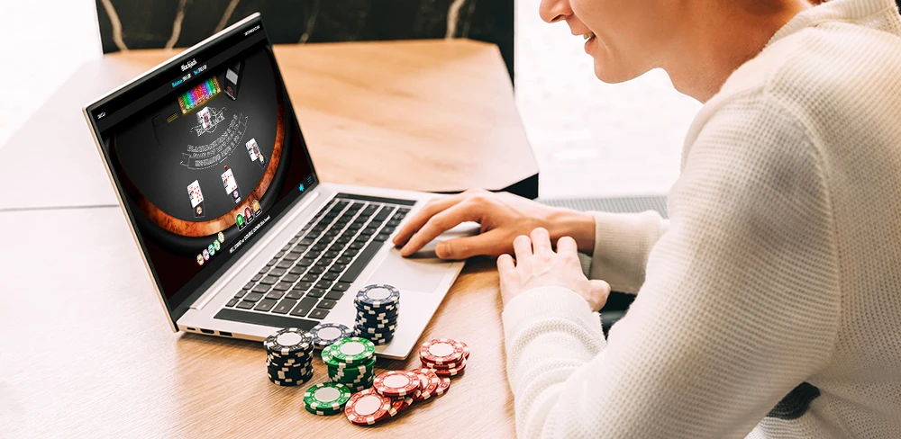 Giocatore gioca a blackjack online