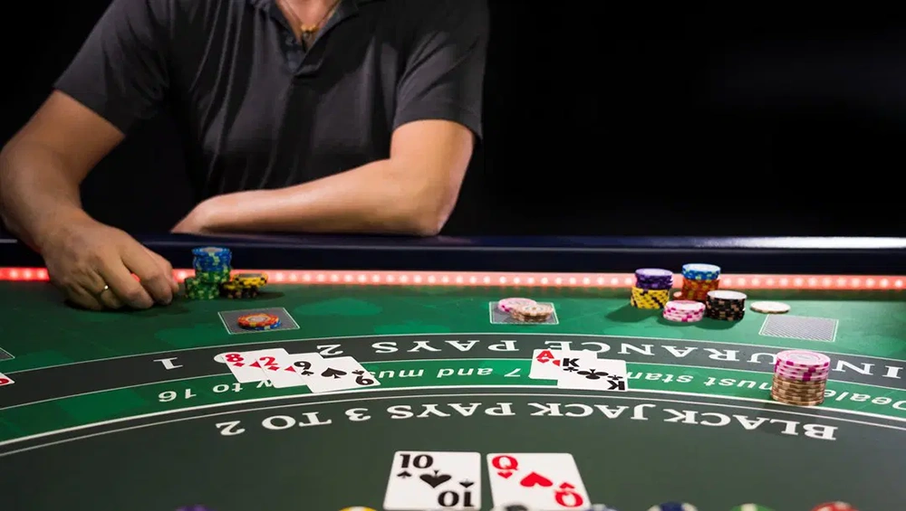 Il giocatore al tavolo gioca a blackjack