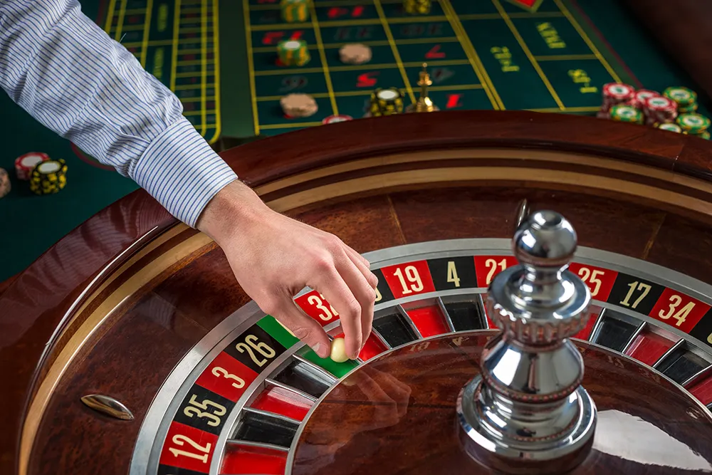 Mano che punta alla roulette