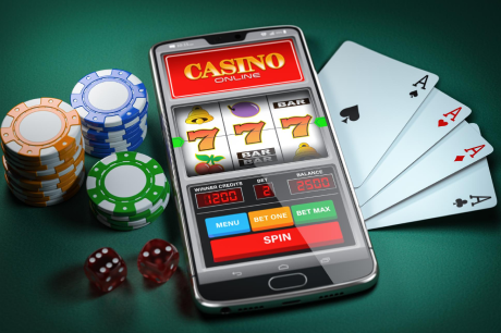 Gioco di slot online su smartphone con fiches, dadi e carte da gioco, simbolo di casinò online.