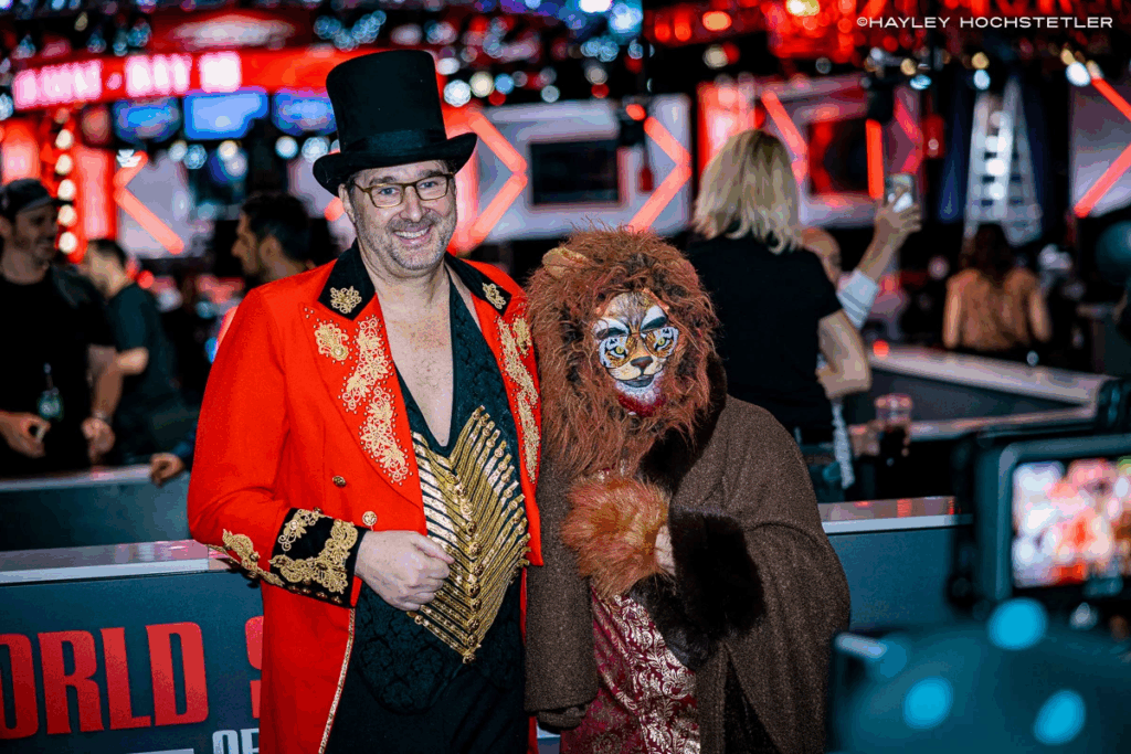 Il costume d'ingresso di Phil Hellmuth al WSOP 2024