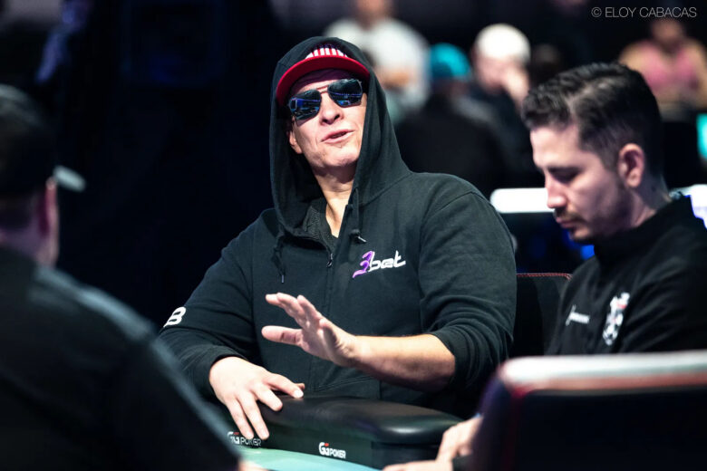 Mueller, ex hockeista professionista, tre braccialetti WSOP e veterano del poker dal tempo di Full Tilt, è l'unico con pagina Wikipedia.