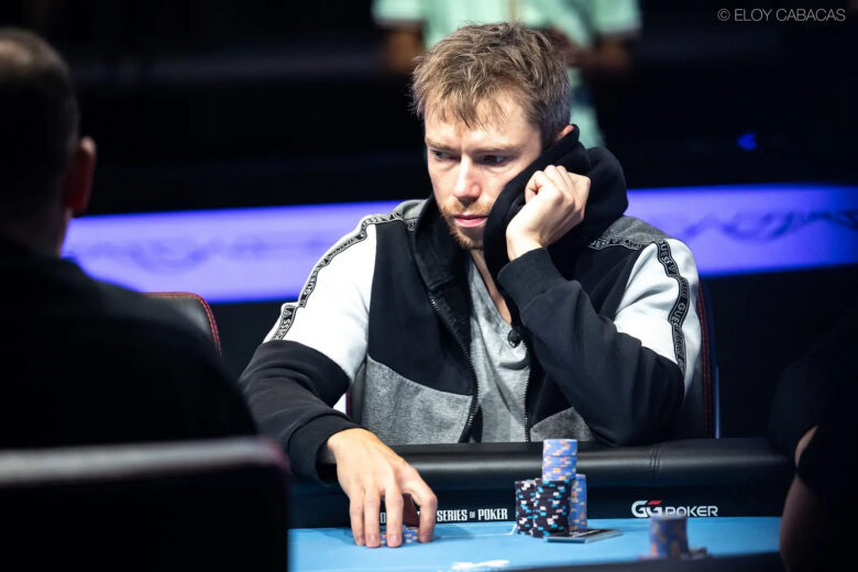 Boos, regolare di tornei fino a $500, è outsider al suo primo WSOP Main Event 2026. Al final table non ufficiale raddoppia con dieci contro A-K, dopo aver valutato a lungo il fold.