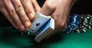 Il mazziere mescola le carte