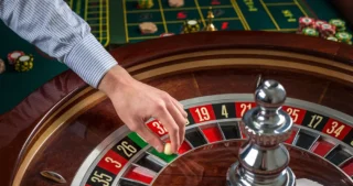 Mano che punta alla roulette