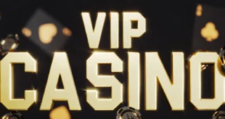 Banner VIP casinò con scritta dorata VIP CASINO e fiches da gioco su sfondo scuro